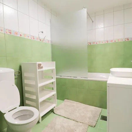 Below Eden 아파트